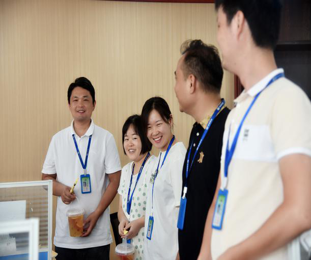 爱体育在线官网工会开展“夏季送清凉”活动